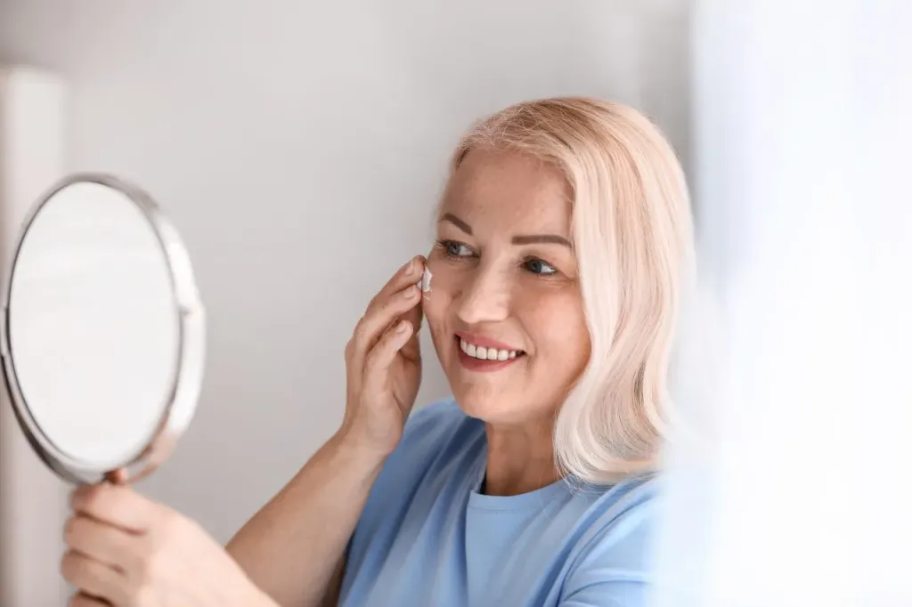 Jak przeciwdziałać procesom starzenia poprzez pielęgnację i makijaż? Po jakie kosmetyki warto sięgnąć?