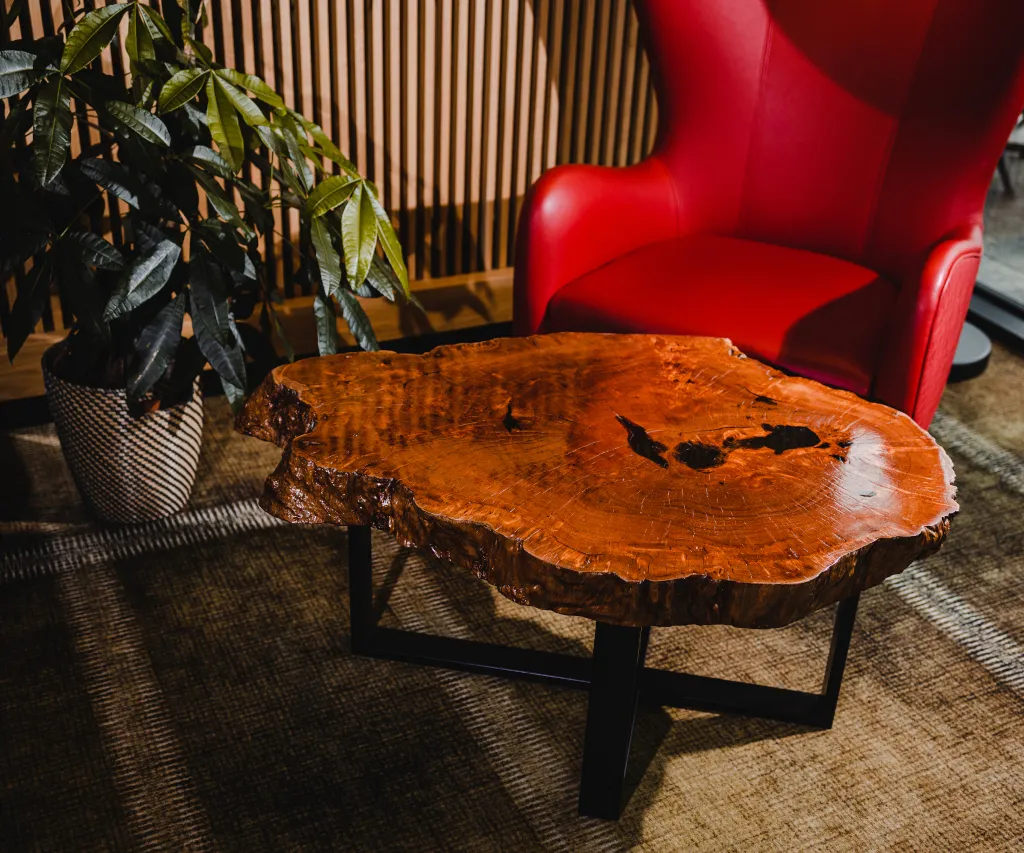 Trwałość stołów z żywicą – sposoby konserwacji stołu z drewna!