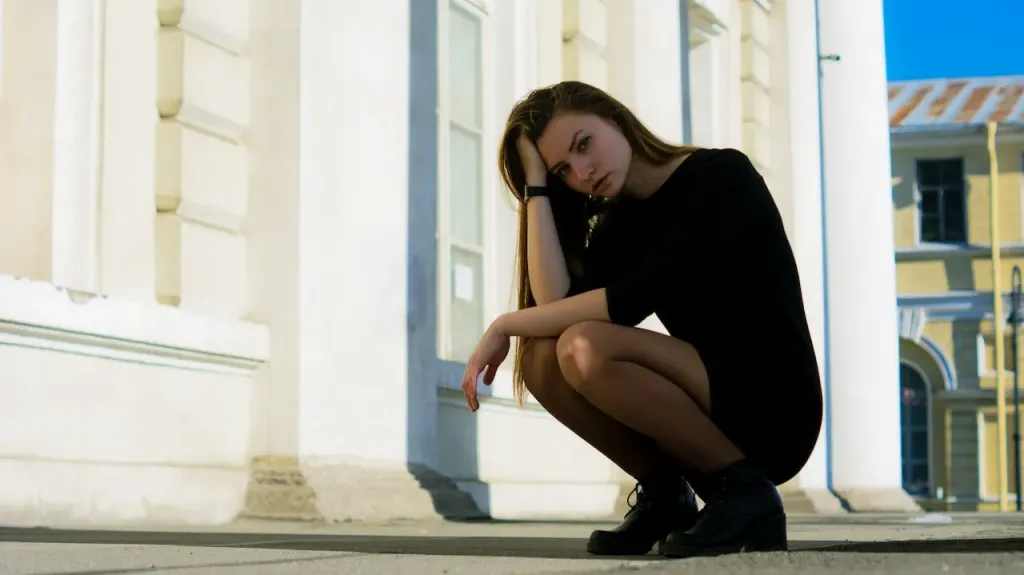 Jak nosić botki do sukienki na wiosnę?