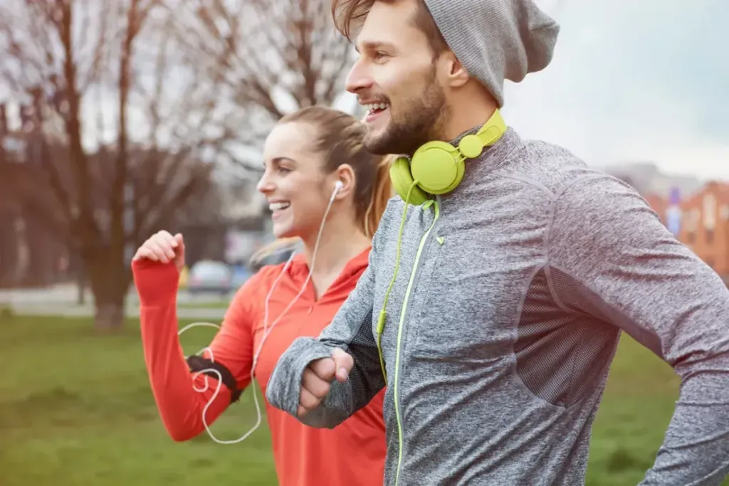 Kompletujemy strój na trening w plenerze — czego nie może w nim zabraknąć?